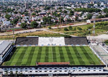 Colón ya juega en Caseros y empata con Estudiantes