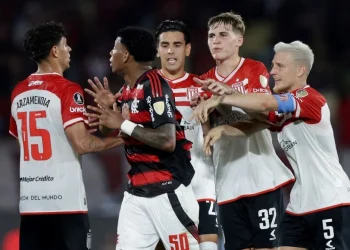 Estudiantes la pasó mal pero perdió ajustado y sueña