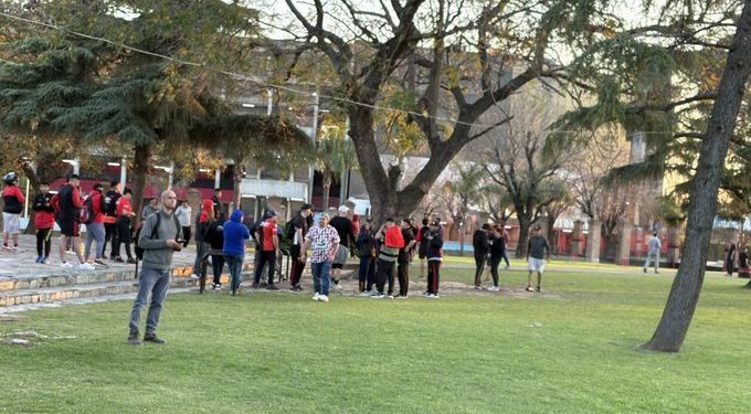 Un jugador fue alcanzado por un piedrazo y hubo charlas entre hinchas y CD