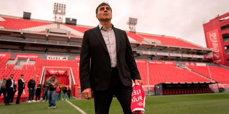Independiente presentó a Gustavo Quinteros como nuevo DT