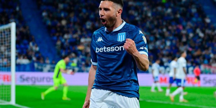 Racing se hizo fuerte en Liniers y le ganó a Vélez