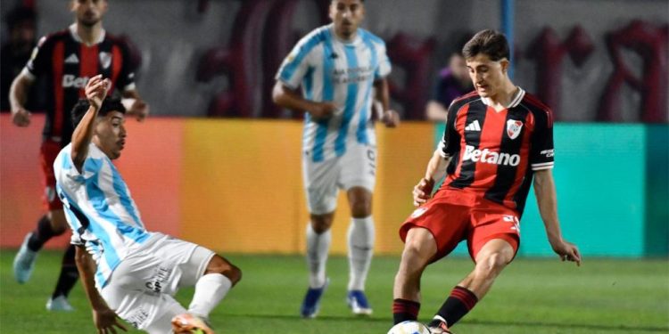 River, con la mente en la Libertadores, la pasó mal en Tucumán y cayó ante Atlético