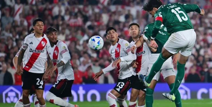 River sufrió y cayó ante Palmeiras pero quedó con vida para soñar con la clasificación en Brasil