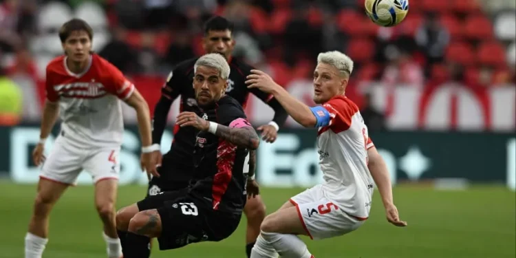 En el partido de las polémicas, empataron Barracas y Estudiantes