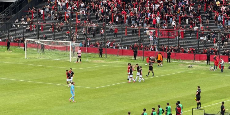Con gol de Bernardi, Colón le ganó al CADU en la despedida