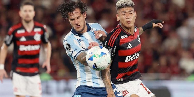 Racing no lo pudo aguantar y cayó sobre el final ante Flamengo en Brasil