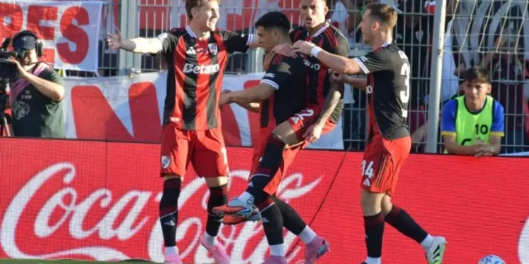River venció a Racing con gol de Salas y está en semis