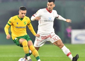 Defensa quiere seguir cerca de la cima ante Huracán