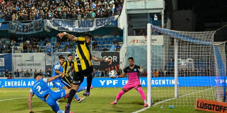 Estudiantes de Río Cuarto sacó una buena diferencia ante Deportivo Madryn en la ida de la final del Reducido