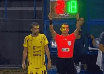 Insólito: el presidente de un club paraguayo jugó para su equipo y batió un récord