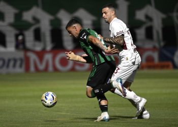 San Martín rescató un empate agónico y sigue con vida en Primera