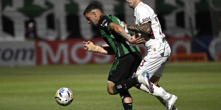 San Martín rescató un empate agónico y sigue con vida en Primera