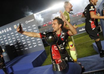 Bernardi se despidió de Colón con un sentido mensaje