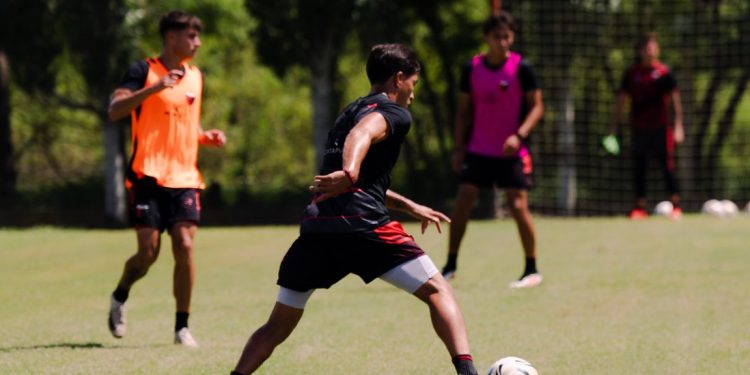 Dos jugadores firmaron su vínculo con Colón y coincidieron en que «el único objetivo es ascender»