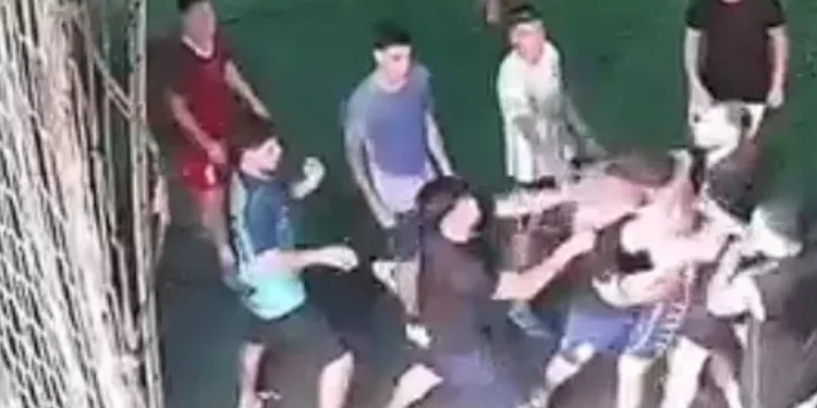 Video Viral: Un ex Colón a las piñas en un «F5» en Rafaela