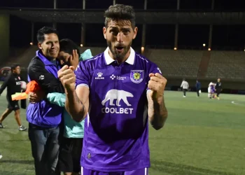 Un ex Colón sigue rompiendo redes a los 41 años