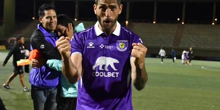 Un ex Colón sigue rompiendo redes a los 41 años