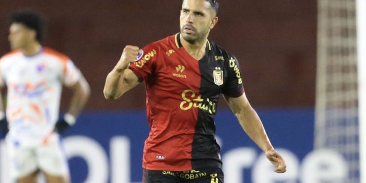 Más cerca: uno de los jugadores que quiere Colón fue despedido por su club