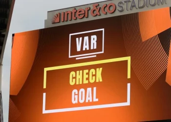 La IFAB analiza implementar nuevas funciones para el VAR en el Mundial