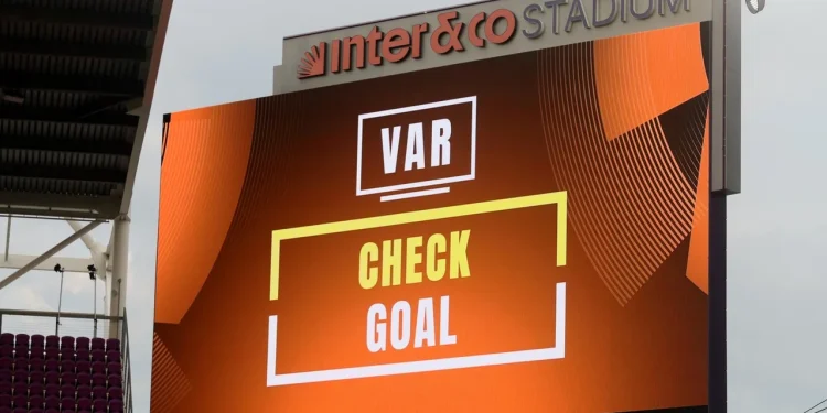 La IFAB analiza implementar nuevas funciones para el VAR en el Mundial