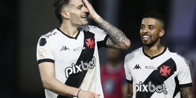 Un ex Colón es el máximo goleador del año en Brasil