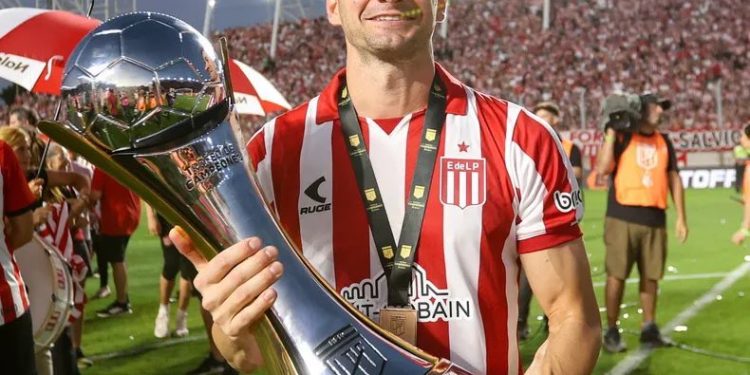 ¿Alario deberá buscarse club este año?