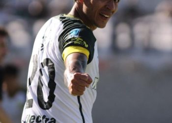 Defensa le ganó a Riestra con gol de Botta