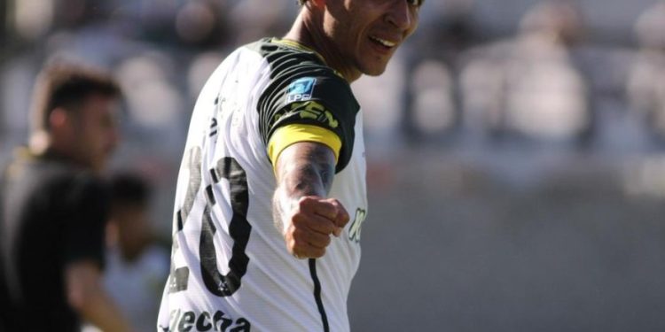 Defensa le ganó a Riestra con gol de Botta