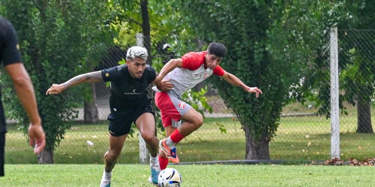 Deportivo Madryn, rival de Colón en el debut, disputó dos amistosos