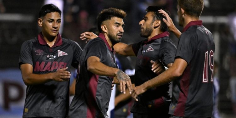 Lanús goleó a Sarmiento de La Banda y pasó de ronda