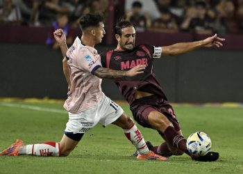 En Lanús apuntaron contra Espinoza por el arbitraje ante Unión: «Soplábamos y cobraban falta»