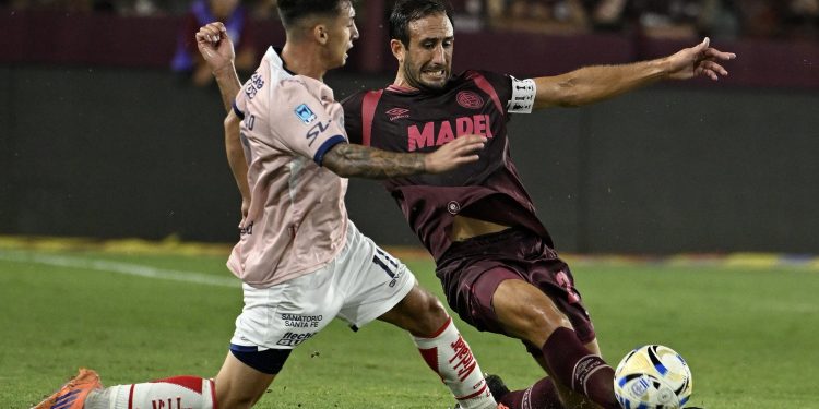 En Lanús apuntaron contra Espinoza por el arbitraje ante Unión: «Soplábamos y cobraban falta»