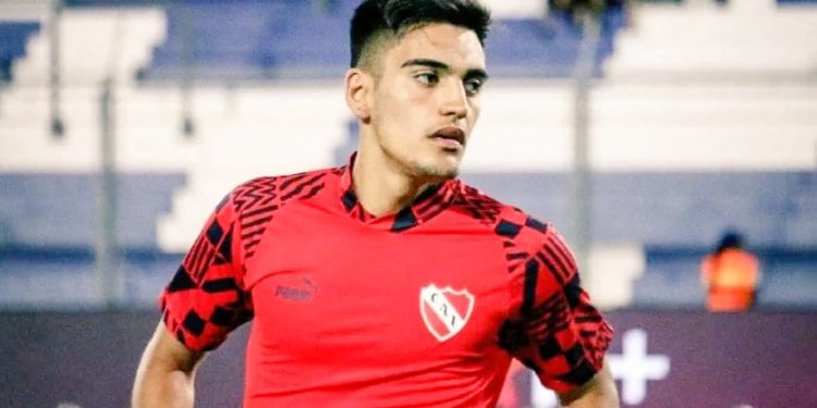 Llegó a Colón el volante que falta y buscan un zaguero