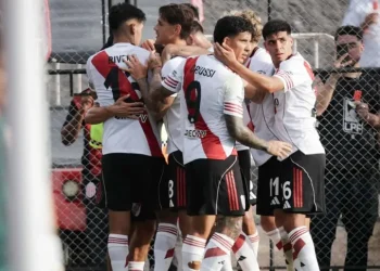 River debutó con un triunfo ante Barracas Central
