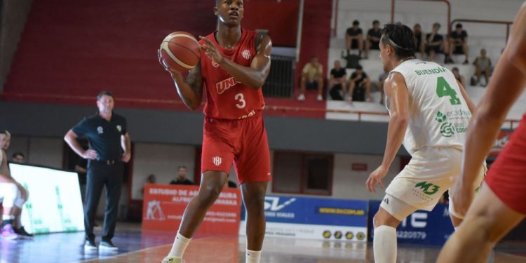 Unión aplastó a Atenas y metió el cuarto al hilo