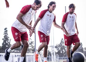 Unión trabaja en Uruguay a 10 días del debut