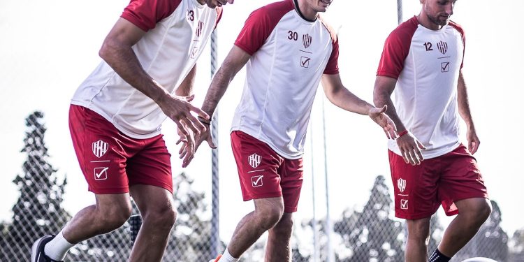 Unión trabaja en Uruguay a 10 días del debut