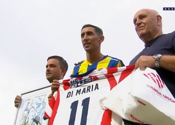 Spahn le entregó una camiseta de Unión a Ángel Di María