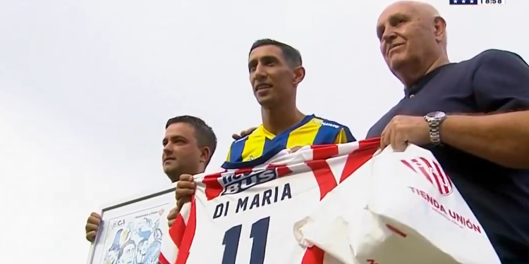 Spahn le entregó una camiseta de Unión a Ángel Di María