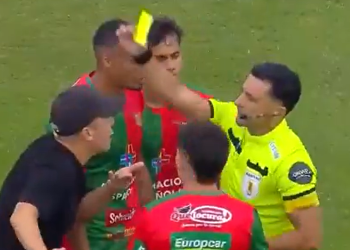 Nunca visto: anulan un gol por una falta que hizo un ex DT de Colón desde el banco