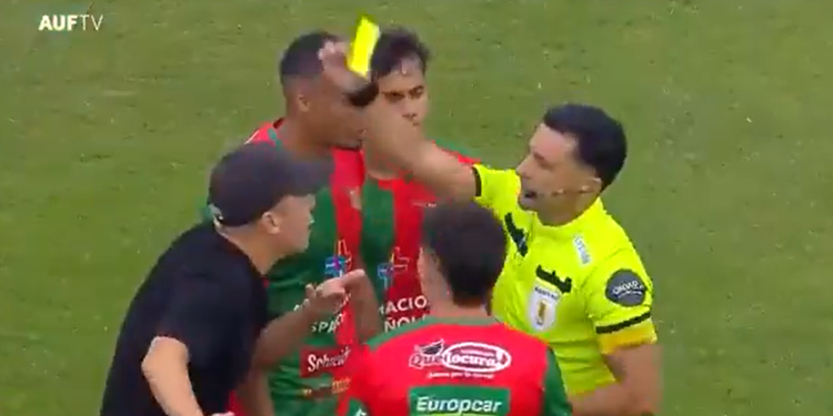 Nunca visto: anulan un gol por una falta que hizo un ex DT de Colón desde el banco