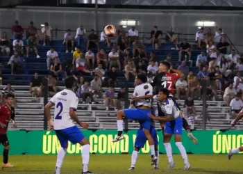 Qué jugadores de Colón conservan titularidad luego del nefasto 2025