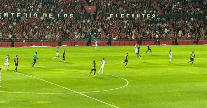 Colón encendió la ilusión en el Brigadier: debut triunfal ante Madryn