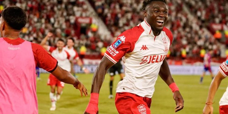 Entonado por ganar el clásico, Huracán recibe a Sarmiento en el Ducó