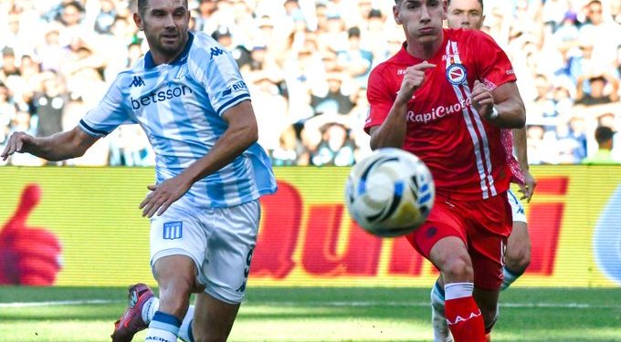 Racing logró su primera victoria en el certamen