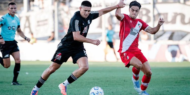 Riestra tuvo que batallar para eliminar a Maipú de la Copa Argentina