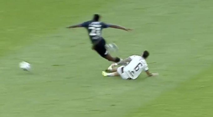 La terrible patada del ex Colón que fracturó a un rival