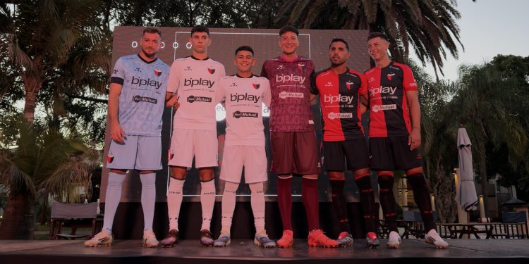 Colón presentó su nueva indumentaria para la temporada 2026
