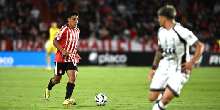 Goleada de Estudiantes a Central Córdoba para quedar a tiro de la cima