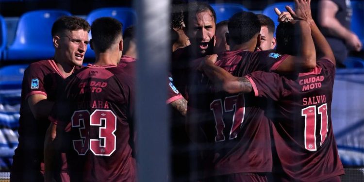 Lanús le sacó el invicto a Vélez en Liniers